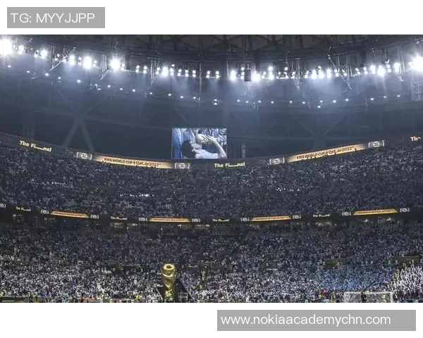 足球明星荣耀时刻握紧奖杯展现无尽激情与梦想